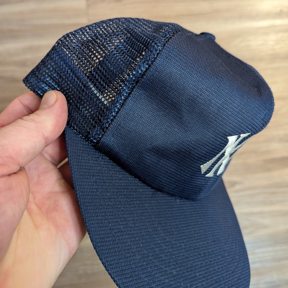 Vintage 80s New York Yankees Snapback Trucker Mesh Hat - Picture 2 of 4